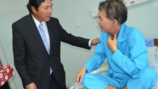 Ông Nguyễn Bá Thanh thăm hỏi bệnh nhân điều trị tại Bệnh viện Ung thư TP.Đà Nẵng. 