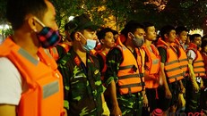 Sau sự cố cá chết hàng loạt ở Hồ Tây (Hà Nội), UBND Thành phố Hà Nội đã lập tức tung nhiều lực lượng với hàng nghìn người làm việc thâu đêm suốt sáng để khắc phục sự cố.