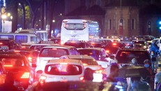 Đường Phạm Ngọc Thạch, quận 1 hướng từ Điện Biên Phủ về nhà thờ Đức Bà xe cộ di chuyển khó khăn. Hàng trăm ôtô, xe máy xếp hàng dài trên đường.