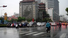 Dòng xe chờ đèn đỏ ngã tư Nguyễn Văn Trỗi - Nguyễn Trọng Tuyển (Phú Nhuận) lúc 16g30 chiều 11-10 - Ảnh: M.C