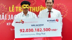 Phó tổng Giám đốc Vietlott Nguyễn Thanh Đạm trao giải Jackpot cho ông Thái. Ảnh: Vietlott. 