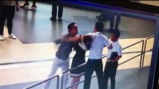 Hai hành khách cùng hành hung nhân viên nữ (người đàn ông ở giữa là nhân viên hàng không đứng ra can ngăn)