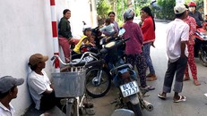 Nhiều người có hoàn cảnh khó khăn tụ tập ngay trước nhà ông Thái mong chờ được phát quà từ thiện. Ảnh: Cửu Long