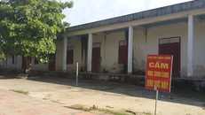 Khoảng 1/3 sân trường được cắm biển báo cấm học sinh qua lại. Ảnh: Hải Bình.