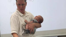 Cô Ryan vừa dạy, vừa bế con cho sinh viên trong suốt buổi học.