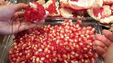 Đa phần mọi người mua vì tin tưởng loại lựu Ai Cập này là quả sạch, ăn ngon và có vị lạ. 