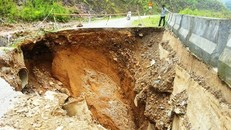 ‘Hố tử thần’ rộng 9 m chia cắt quốc lộ 16 ở Thanh Hóa