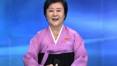 Bà Ri Chun-hee xuất hiện trong bộ trang phục truyền thống Triều Tiên với hai màu hồng và đen. (Nguồn: SCMP)