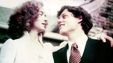 Hillary Clinton đối phó với bê bối ngoại tình của chồng như thế nào