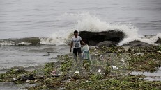  Sóng lớn do ảnh hưởng của bão Sarika xô vào bờ biển tại Pasay, Philippines ngày 16/10. (Nguồn: EPA/TTXVN)