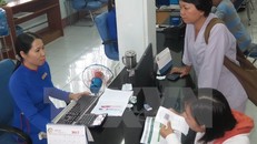  Người dân đến mua vé tàu Tết Đinh Dậu 2017 tại ga Sài Gòn. (Ảnh: Hoàng Hải/TTXVN)