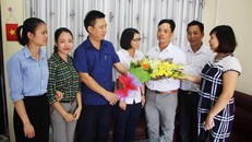 Văn phòng Luật sư Trọng Hải tặng hoa chúc mừng ông Sửu. Ảnh:CTV. 