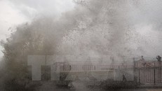 Sóng lớn xô vào bờ do ảnh hưởng của bão Haima tại Hong Kong, Trung Quốc ngày 21/10 vừa qua. (Ảnh: AFP/TTXVN)