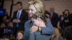 Hillary Clinton đang chờ đợi kết quả từ các bang. Ảnh:Twitter.