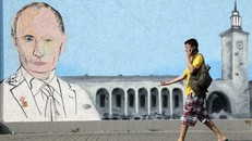 Một bức graffiti ​vẽ Tổng thống Nga Vladimir Putin ở trung tâm thành phố Crimea của Simferopol. (Nguồn: AFP)