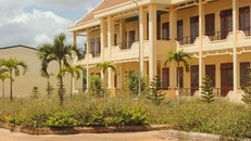 Trung tâm dậy nghề huyện Đắk Mil "bỏ hoang" sau khi hoàn thành. Ảnh: M.Q