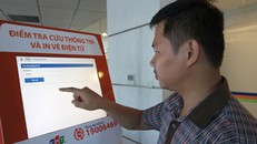 Hành khách có thể tự mua vé trên kios. Ảnh: Xuân Hoa