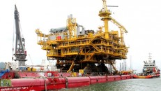 Vietsovpetro hạ thủy thành công khối thượng tầng giàn khai thác khí BK Thiên Ưng.