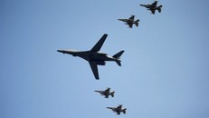 Máy bay ném bom B-1 của Mỹ cùng 4 tiêm kích bay trên bán đảo Triều Tiên. Ảnh: Reuters