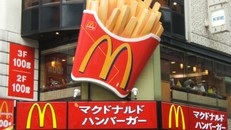 Những cửa hàng thức ăn nhanh ở Nhật Bản ngày càng thêm các suất ăn giá rẻ hơn.