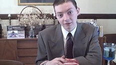 John trong một video nhận xét đồ ăn. Ảnh: YouTube