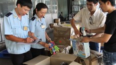 Kiểm tra hàng hóa nhập khẩu tại Chi cục Hải quan sân bay quốc tế Nội Bài. Ảnh: TTXVN