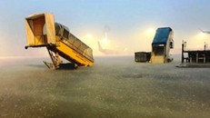 Sân bay Tân Sơn Nhất ngập nặng vào tối 26/8. Ảnh: KB.