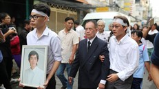 Người nhà dìu tay bố Minh Thuận trên đường đến nhà thờ