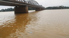 Đoạn qua cầu Tràng Tiền ngày thường luôn có thuyền rồng chở khách đậu, nay không còn một bóng thuyền. Ảnh: Võ Thạnh.