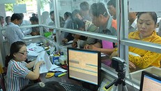 Nhiều người dân chưa nắm rõ thời hạn đổi giấy phép lái xe sang vật liệu PET. Ảnh minh họa.