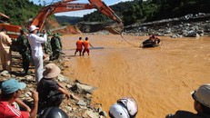 Lực lượng cứu hộ tìm kiếm thi thể công nhân tử nạn trong sự cố thủy điện Sông Bung 2. Ảnh: Sơn Thủy.