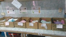 Trẻ sơ sinh được đặt trong hộp giấy tại một bệnh viện nhà nước ở Venezuela. Ảnh: CNN