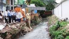 Chủ tịch UBND TP.HCM khảo sát kênh A41 trên đường Lê Thúc Duyện (quận Tân Bình, TP.HCM). Ảnh: H.P.