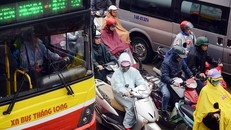 Xe buýt Hà Nội không còn ưu thế "nhanh hơn xe đạp, rẻ hơn xe máy". Ảnh: Lê Hiếu.