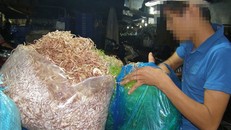 Không chỉ rau muống, cơ quan chức năng còn phát hiện bắp chuối bào cũng được nhúng chất tẩy trắng. Trong ảnh: Rau muống và bắp chuối bào bán tại chợ đầu mối ở TP.HCM.