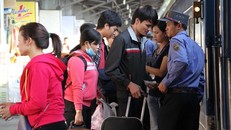 Hành khách lên tàu về quê ăn tết năm 2016 tại ga Sài Gòn. Ảnh: Phước Tuần.