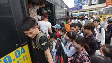 Xe buýt ở Hà Nội chưa đáp ứng được kỳ vọng về vận chuyển hành khách. Ảnh: Lê Hiếu.