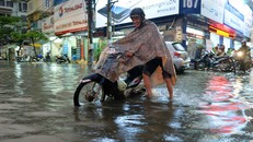 Cơn mưa lớn chiều 24/9 khiến nhiều tuyến đường ở Hà Nội bị ngập nặng. Trong ảnh là cảnh dắt xe máy trên phố Thái Hà (quận Đống Đa). Lúc này nước đã rút khá nhiều.