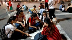 Trò chơi dân gian ô ăn quan được giới trẻ hào hứng tại phố đi bộ