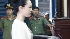 Phương Nga sử dụng Quyền im lặng trong suốt quá trình điều tra và chỉ trả lời khi đứng trước HĐXX. Ảnh: Thăng Long.