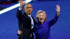 Tổng thống Mỹ Barack Obama và ứng viên tổng thống đảng Dân chủ Hillary Clinton tại đại hội toàn quốc đảng Dân chủ ngày 27/7 ở Philadelphia, Pennsylvania. Ảnh: Reuters.