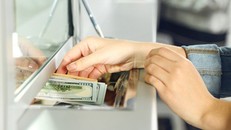 Nhân viên ngân hàng là những người tiếp cận thông tin cá nhân của khách rất dễ. Ảnh: MW