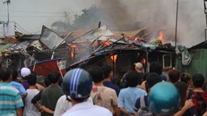 Lửa nghi ngút từ đám cháy 4 căn nhà tại làng đại học. Ảnh: Sơn Hòa