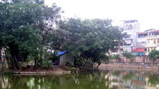 Cơ quan chức năng phong tỏa phương tiện, vật liệu của một số người lén lút xây điện thờ trên gò Kim Châu, hồ Văn. Ảnh: Như Ý.