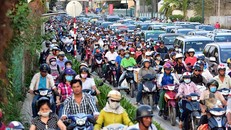 Kẹt xe ở đường Bạch Đằng dẫn vào sân bay thường xảy ra ở giờ cao điểm. Ảnh: Lê Quân.