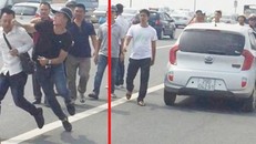 Theo lãnh đạo Công an Hà Nội, cán bộ CSHS huyện Đông Anh có hành động gạt tay trúng má phóng viên Quang Thế (áo trắng). Ảnh: MC.