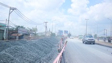 Trao đổi với VnExpress, ông Trần Quang Phúc - Chi cục trưởng Chi cục Thuế quận Bình Tân cho biết, tính đến hết ngày 26/9 đã có 60 doanh nghiệp đăng ký tạm ngưng kinh doanh vì ảnh hưởng từ dự án cải tạo hệ thống thoát nước trên tuyến đường Kinh Dương Vương