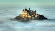 Hohenzollern, Đức Lâu đài nằm trên đỉnh núi Hohenzollern, cao 2.800 m so với mực nước biển. Nơi đây từng là chỗ nghỉ của các vua Phổ.