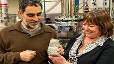 Giáo sư Allen Nutman và phó giáo sư Vickie Bennett đang cầm trên tay mẫu đá stromatolite có niên đại 3,7 tỷ năm. Ảnh: AFP.