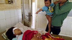 Chị Nguyễn Thạch Kiều Hương đang điều trị tại bệnh viện - Ảnh: BÙI LIÊM